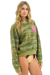 HEART PRINT RELAXED CREW SWEATSHIRT - CAMO // NEON PINK