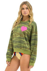 HEART PRINT RELAXED CREW SWEATSHIRT - CAMO // NEON PINK